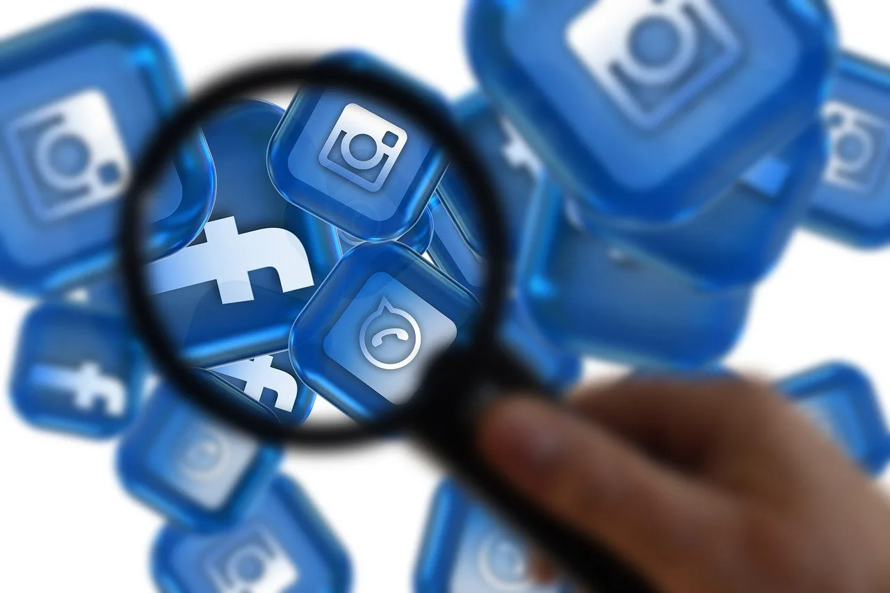 social-media-magnifying-glass-investigation-6217838